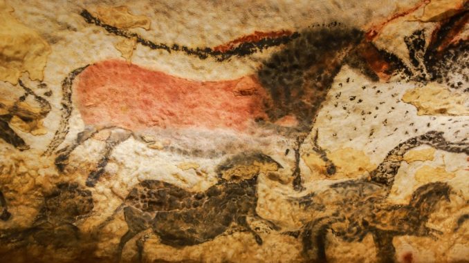 Una pittura di Lascaux (Francia), un santuario preistorico di 20 mila anni fa: vi sono ritratte divinità a forma di uro e cavallo selvatico. Shutterstock