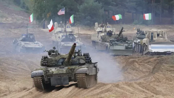 Carri armati italiani, statunitensi e polacchi durante un'esercitazione NATO in Lettonia (AP Photo/Roman Koksarov)