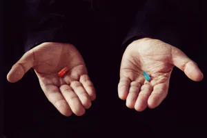 Pillola blu o pillola rossa? Nel film di fantascienza Matrix, un classico esempio dell'ipotesi della simulazione, il protagonista Neo poteva scegliere se conoscere la verità (pillola rossa) o rimanere nell'ignoranza (pillola blu). Voi quale pillola scegliereste? © diy13 | Shutterstock