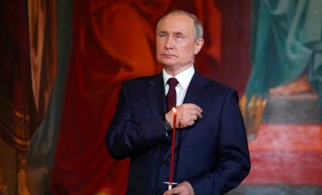 Nella foto vediamo Putin visibilmente assorto nel ruolo di un antico imperatore unto dal capo della chiesa ortodossa, con una candela rossa tra le mani alla messa di Pasqua 2022: "La fede nel trionfo della vita"