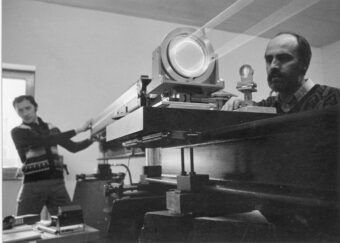 I fisici tedeschi Walter Winkler (a sinistra) e Karl Maischberger (a destra) al lavoro su un prototipo di interferometro laser nel 1977. Crediti: Mpg