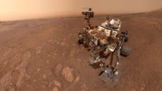 Il rover della Nasa Curiosity, che il prossimo 6 agosto festeggerà dieci anni di missione su Marte. Crediti: Nasa