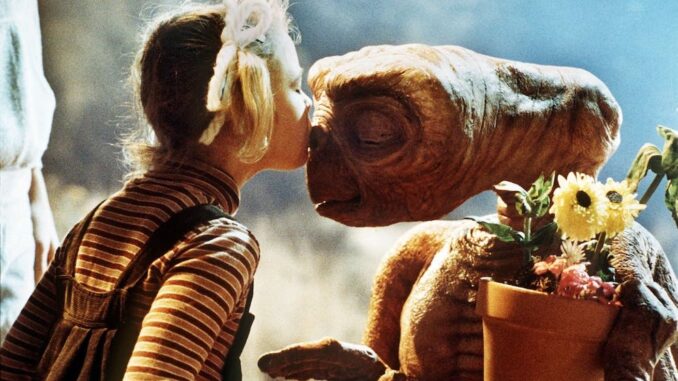 A quando il primo contatto non cinematografico con gli extraterrestri? Nella foto una giovanissima Drew Barrymore nel film ormai diventato un cult «E.T.  - L'extraterrestre» di Steven Spielberg del 1982.