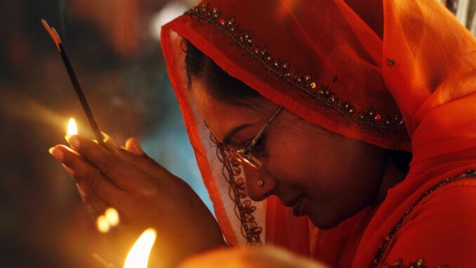 Una donna di fede induista prega nel tempio indiano di Alopi Devi ad Alopibagh, nell’Uttar Pradesh, il 23 marzo 2012 (AP Photo/Rajesh Kumar Singh)