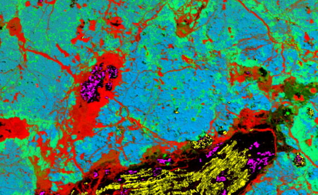 La composizione dei minerali nel campione del meteorite esaminato: la lonsdaleite in giallo, diamanti tradizionali in rosa, ferro in rosso, silicio in verde e magnesio in blu (Fonte: Nick Wilson)