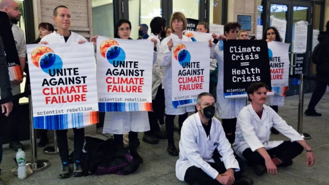 Movimento Scientist Rebellion manifesta al Vertice della Sanità Mondiale a Berlino