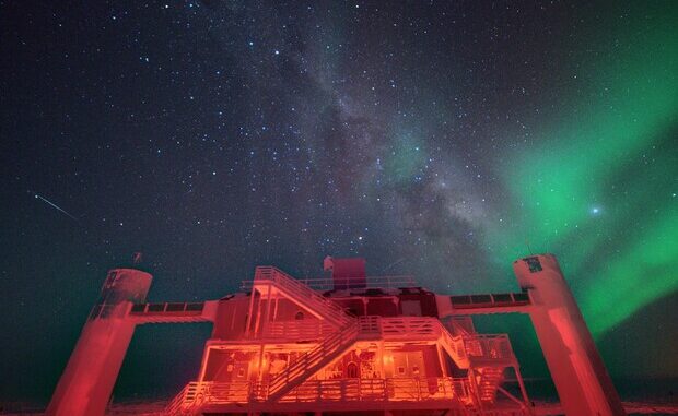 L'osservatorio IceCube in Antartide, sullo sfondo un'aurora polare (fonte: John Hardin da Wikipedia)
