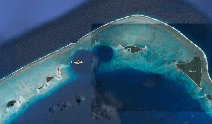 Il grande buco nell’atollo di Enewetak dove un tempo c’era l’isoletta di Elugelab, visibile su Google Maps