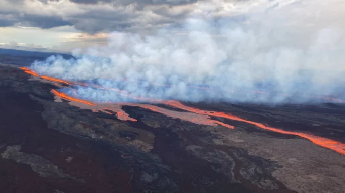 Lingue di lava che scendono dalla bocca principale del vulcano Mauna Loa. USGS