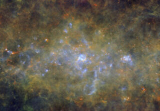 La regione di formazione stellare Westerhout 43, a circa 20mila anni luce da noi, nella costellazione dell’Aquila, in un’immagine realizzata dal telescopio spaziale Herschel. Questa regione ospita oltre 20 “culle” di formazione stellare, evidenti in blu all’interno delle nubi di gas e polvere che pervadono l’immagine. Si stima che la regione coperta da questa immagine ospiti circa il 3,5 per cento del tasso di formazione stellare dell’intera Via Lattea. Crediti: Esa / Herschel / Pacs, Spire / Hi-Gal Project. Acknowledgement: UniMap / L. Piazzo, La Sapienza – Università di Roma; E. Schisano / G. Li Causi, Iaps–Inaf, Italy