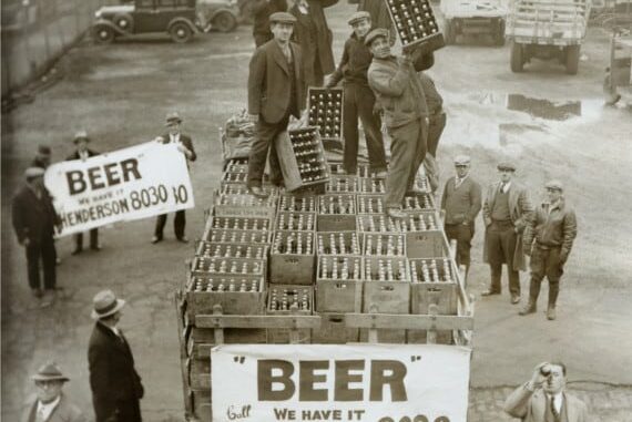 Distributori di birra a Cleveland, in Ohio, nel 1933, prima della legalizzazione dell’alcol. © Everett Collection / Shutterstock