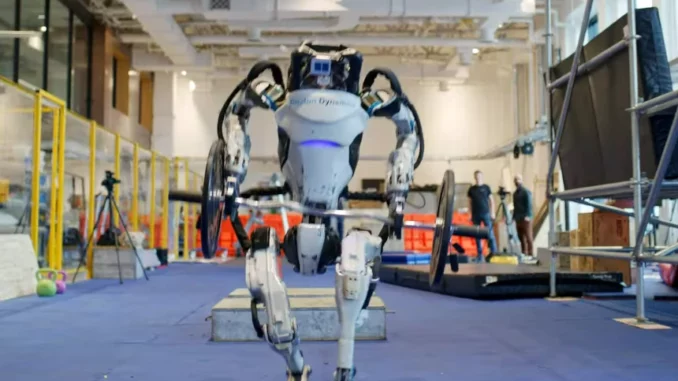 Atlas il robot umanoide che fa parkour e porta pesi