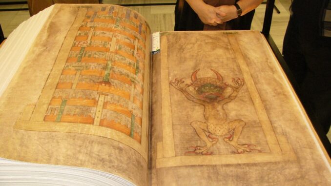 Una copia del Codex Gigas, detto anche "Bibbia del diavolo": è il più grande manoscritto medievale al mondo. E dietro c'è una curiosa leggenda. WikiMedia, P.D.