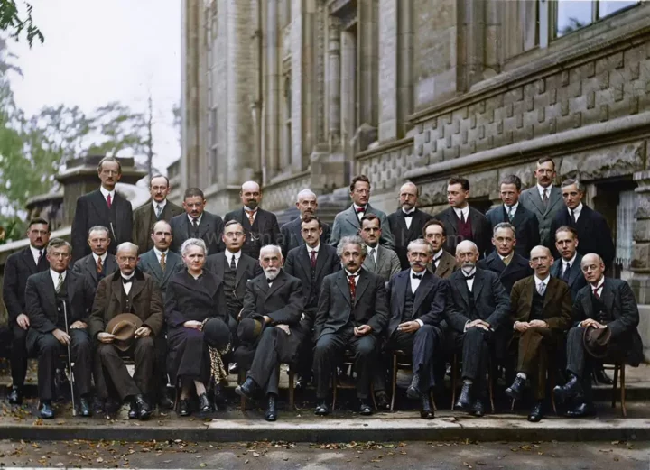 Celebre fotografia (colorizzata) scattata durante il quinto Congresso Solvay, tenuto al International Solvay Institutes for Physics and Chemistry tra il 24 e il 29 ottobre 1927, riguardante gli elettroni e i fotoni. Tra i partecipanti ci sono anche Heisenberg, Bohr e Schrödinger. Credit: Marina Amaral.