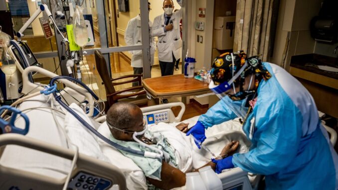 Nikki Saranathan, un'infermiera dello Houston Methodist Hospital, che si è presa cura di Torey Boykin, un paziente di Covid-19, l'anno scorso. Foto: Meridith Kohut per The Wall Street Journal