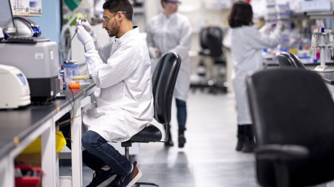Il laboratorio presso la struttura Moderna Inc. a Norwood, Mass., dove l'azienda ha condotto il lavoro sul vaccino Covid-19. Foto: Malhotra per The Wall Street Journal
