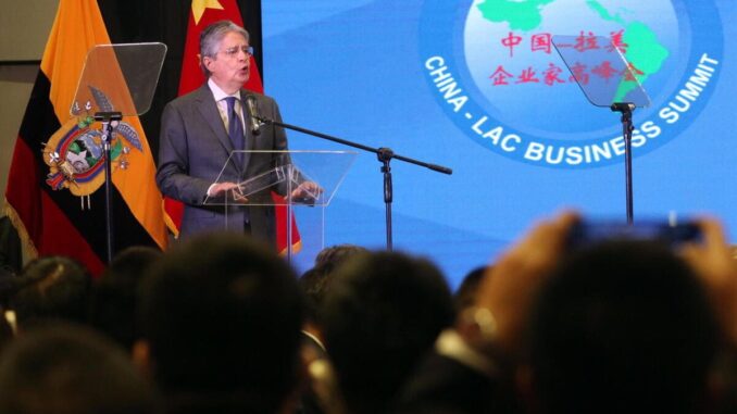 Il president dell’Ecuador Guillermo Lasso durante l’inaugurazione del summit tra Cina e paesi latinoamericani nel 2022 (foto Ansa)