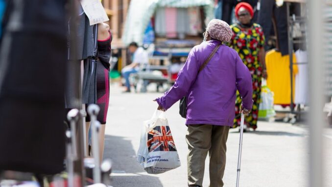 I prezzi più alti per l'energia, il cibo e altri beni e servizi hanno indebolito la spesa delle famiglie nel Regno Unito. Foto: Chris Ratcliffe/Bloomberg News