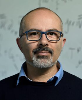 Emanuele Berti, fisico teorico e coautore dello studio pubblicato su Physical Review D, ha conseguito il dottorato alla Sapienza nel 2002 e oggi è professore alla Johns Hopkins University