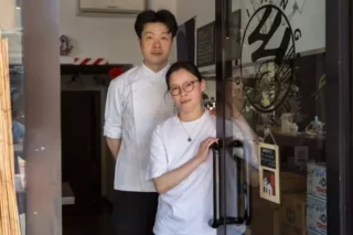 Giada Wang e suo marito, Wu Jing, hanno aperto lo Xiang Dim Sum a Padova lo scorso anno, preparando quelli che chiamano "ravioli cinesi" © Linda Scuizzato/FT