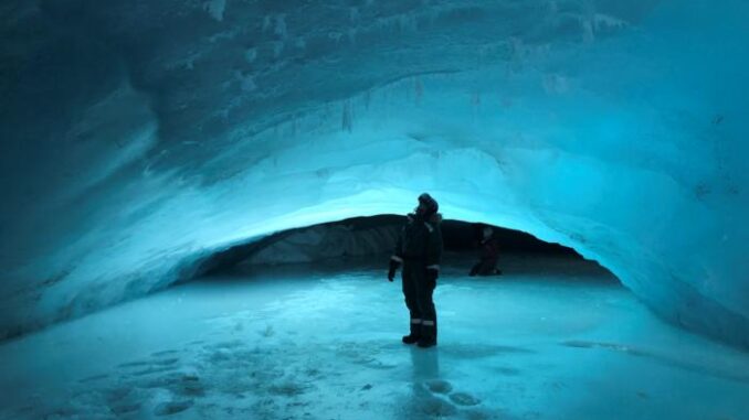 Una caverna di ghiaccio alle isole Svalbard