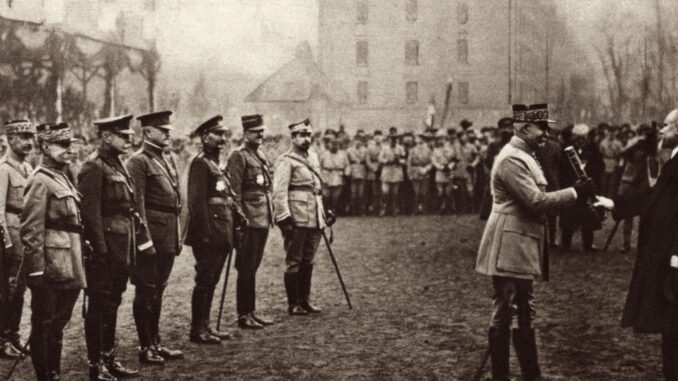 Il maresciallo Philippe Pétain (in primo piano, con l’uniforme) alla fine della Prima guerra mondiale (1918). Everett Collection / Shutterstock