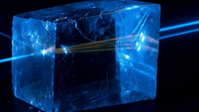 Un cristallo di calcite colpito da un laser a 445 nanometri. Credit: Jan Pavelka/European Science Photo Competition 2015