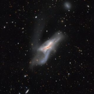 Ngc 520, una collisione di due galassie iniziata più di 300 milioni di anni fa, è in realtà composta da due galassie a disco che alla fine si fonderanno per formare un sistema più grande e massiccio. Ngc 520 fu scoperta da William Herschel nel 1784 ed è una delle galassie più grandi e luminose del Siena Galaxy Atlas. Crediti: Ctio/ NoirLab/ Doe/ Nsf/ Aura; J. Moustakas (Siena College); T.A. Rector (University of Alaska Anchorage/Nsf’s NoirLab) & M. Zamani (Nsf’s NoirLab) & D. de Martin (Nsf’s NoirLab)