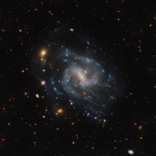 IC 4212 è una galassia spirale barrata situata nella costellazione della Vergine. Si trova vicino all’equatore celeste, il che significa che in alcuni periodi dell’anno è visibile almeno in parte da entrambi gli emisferi. Crediti: Ctio/ NoirLab/ Doe/ Nsf/ Aura; J. Moustakas (Siena College); T.A. Rector (University of Alaska Anchorage/Nsf’s NoirLab) & M. Zamani (Nsf’s NoirLab) & D. de Martin (Nsf’s NoirLab)