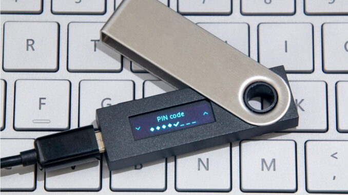235 milioni in Bitcoin intrappolati in una chiavetta USB, il proprietario rifiuta l'aiuto degli hacker.