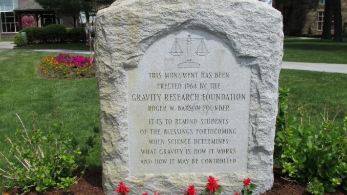 Il monumento della Gravity Research Foundation al Gordon College a Wenham, in Massachusetts (Elizabeth B. Thomsen/Wikimedia)