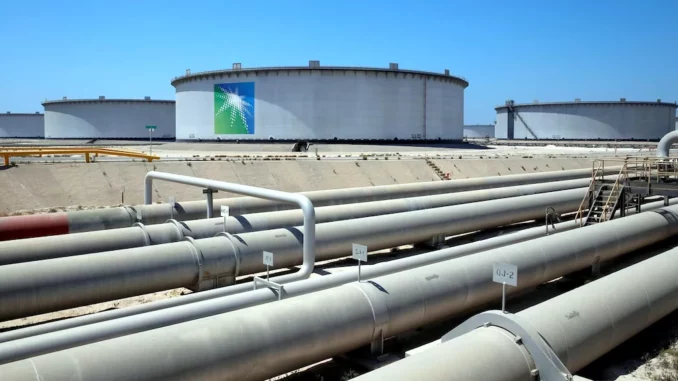 Uno scorcio sui serbatoi Aramco e tubi petroliferi presso la raffineria petrolifera Ras Tanura e il terminale petrolifero di Saudi Aramco in Arabia Saudita. ( REUTERS/Ahmed Jadallah)