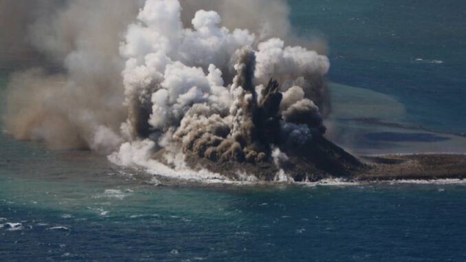 Un momento di forti esplosioni durante la formazione della nuova isola. Setsuya Nakada (Center for Integrated Volcano Research, NIED Japan)
