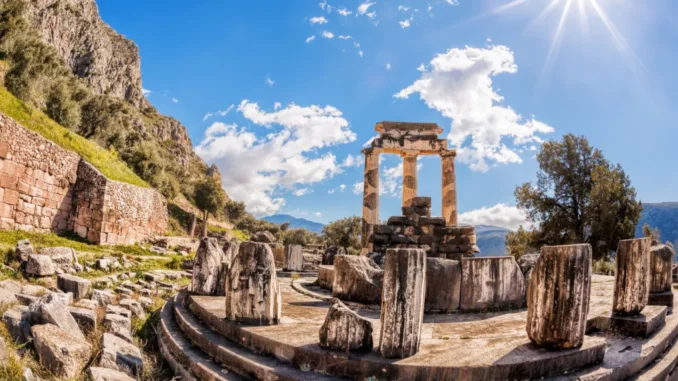 I resti del Tempio di Apollo a Delfi, Grecia