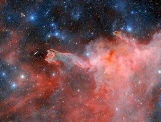 Il globulo cometario Cg 4, soprannominato Mano di Dio, è uno dei tanti globuli cometari presenti all’interno della Via Lattea. Questa immagine è stata catturata dalla Dark Energy Camera montata sul telescopio di 4 metri Víctor M. Blanco presso l’Osservatorio Interamericano di Cerro Tololo. Crediti: Ctio/NoirLab/Doe/Nsf/Aura, T.A. Rector (University of Alaska Anchorage/Nsf’s NoirLab), D. de Martin & M. Zamani (Nsf’s NoirLab)