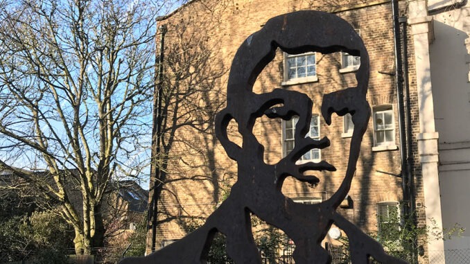 Un monumento dedicato ad Alan Turing a Paddington, Regno Unito (Matt Brown, Wikimedia)
