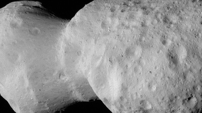 Questa è una delle immagini più dettagliate finora ricevute dal L’LORRI della sonda Lucy, da una distanza di 1100km, prima della distanza minima di 960km. L’immagine è stata processata e contrastata per migliorarne l’aspetto. Credit : NASA/Goddard/SwRI/Johns Hopkins APL/NOIRLab